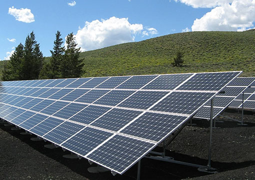 Saulės elektrinės montavimas ant žemės