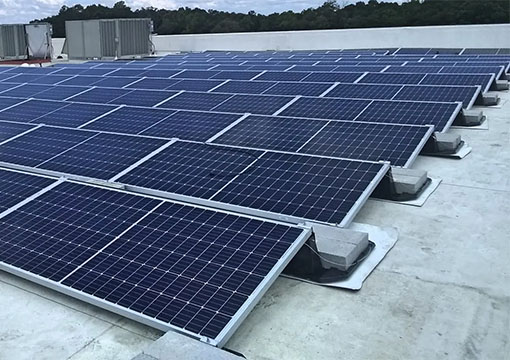 Saulės elektrinės montavimas ant plokščio stogo